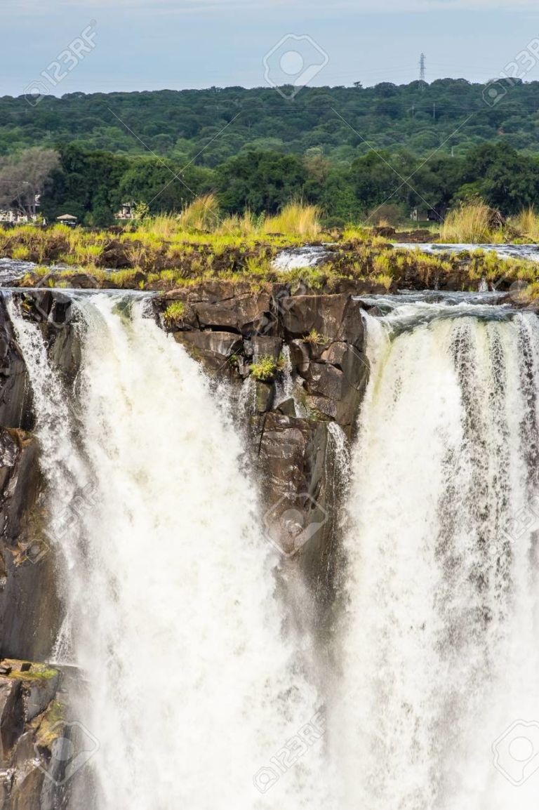 El río Zambeze y las espectaculares Cataratas Victoria