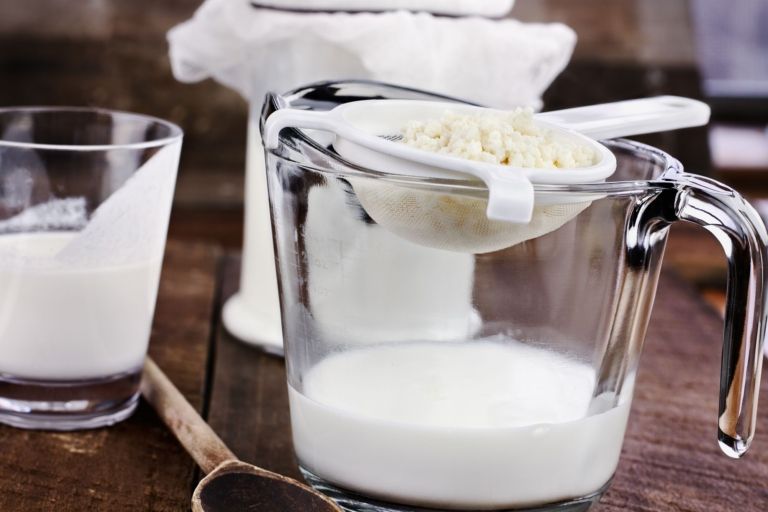 Kefir de leche: beneficios, peligros y cómo prepararlo
